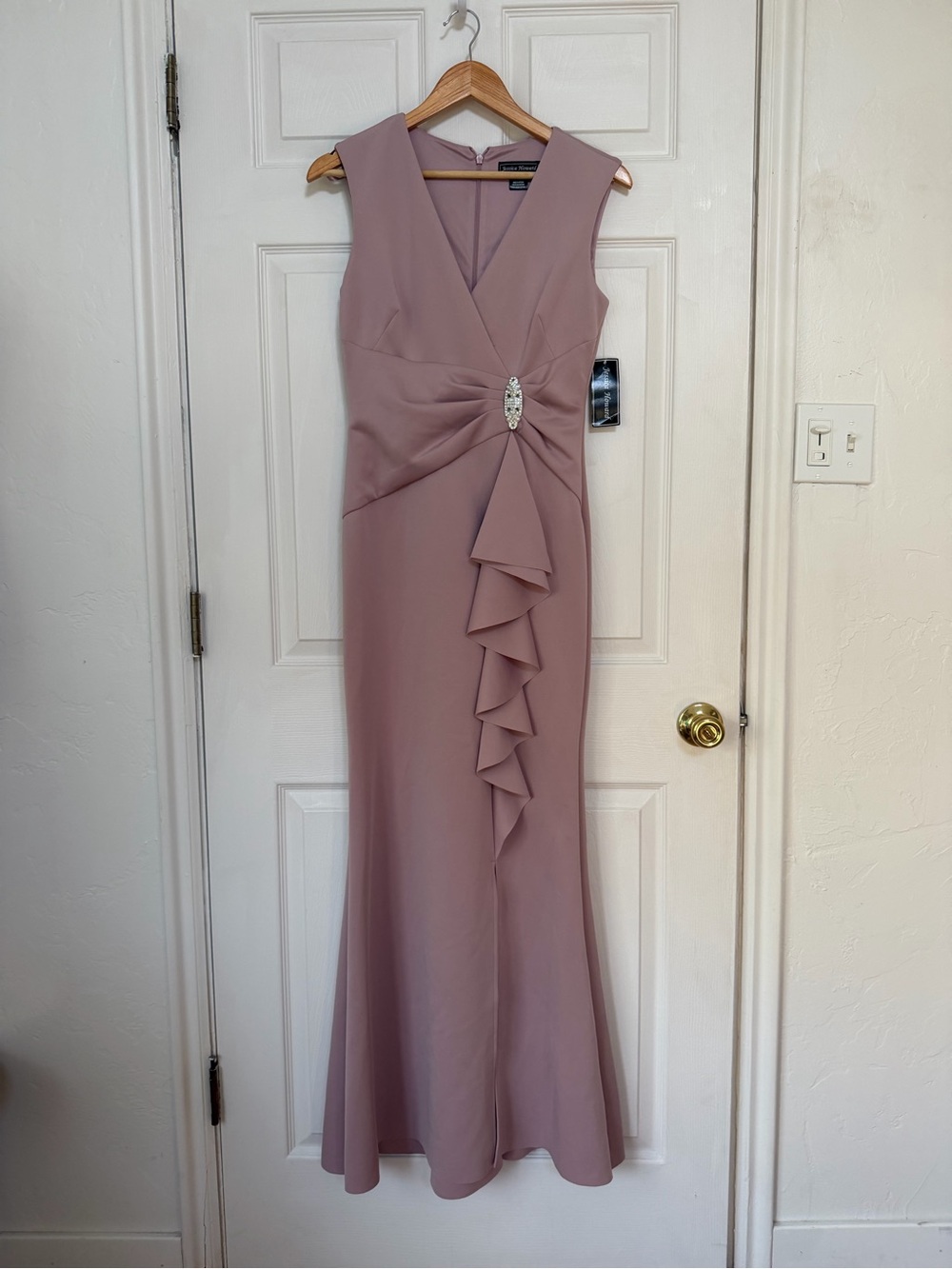 New with Tags Jessica Howard Dusty Rose Sleeveless V-Neck Ruffle Gown